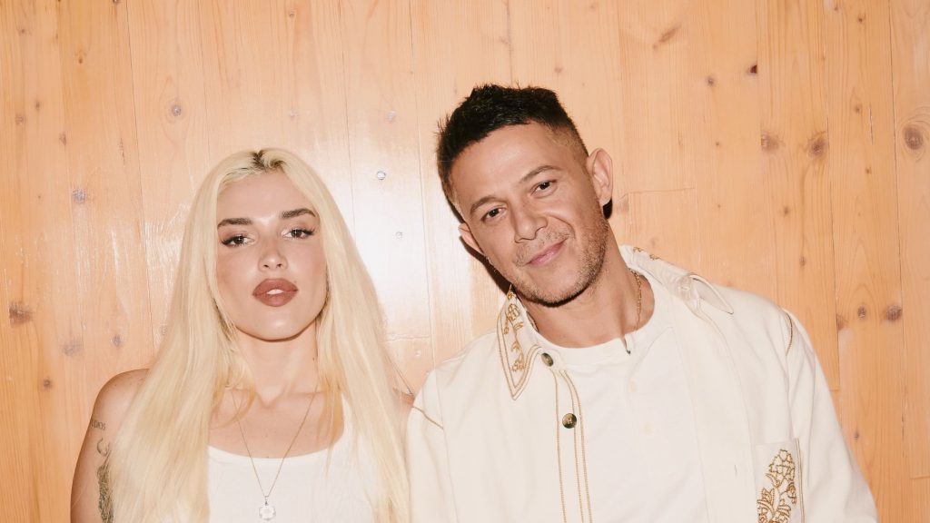 Alejandro-Sanz-Elena-Rose-Rimowa