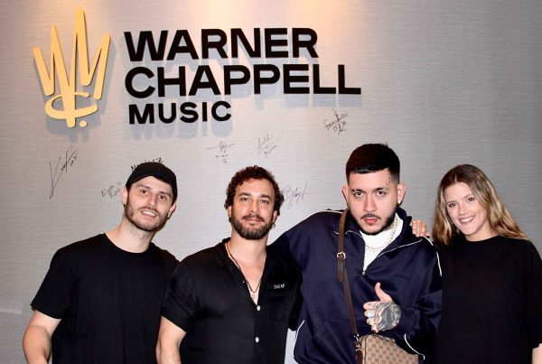 Kris-R-frima-con-Warner-Chapell