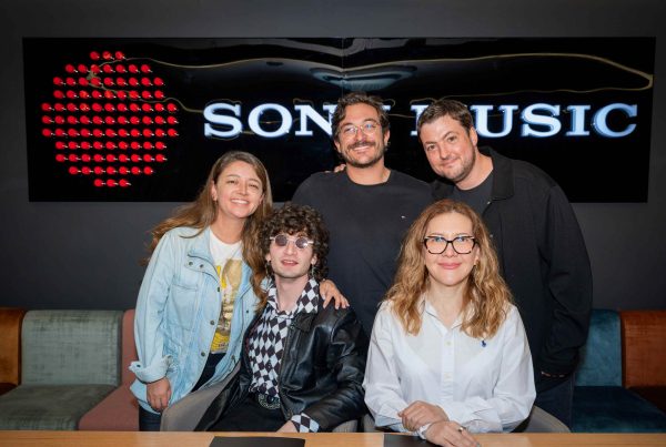 Duplat-firma-con-Sony-Music-Record.