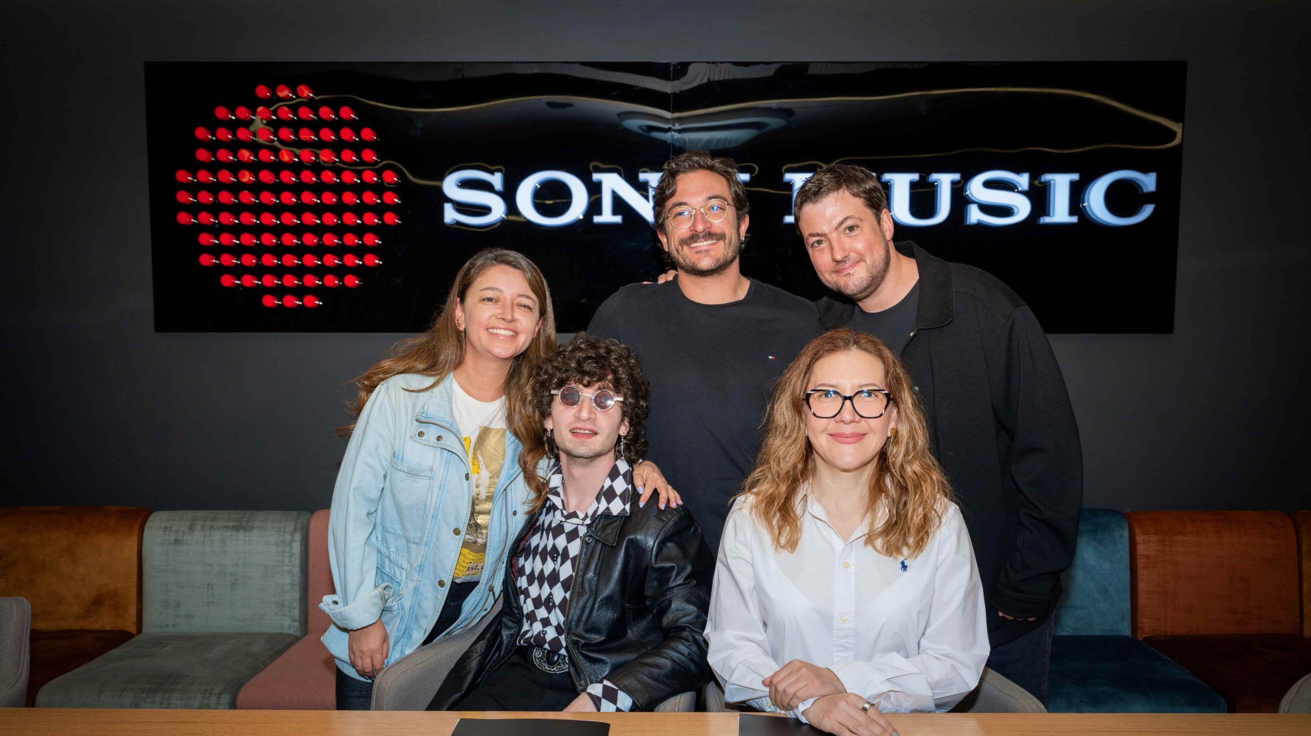 Duplat-firma-con-Sony-Music-Record.