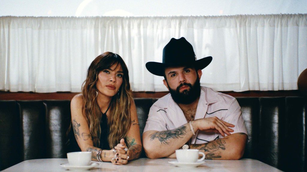 Kany-Garcia-y-Carin-Leon-lanzan-El-sombrero-y-la-camisa