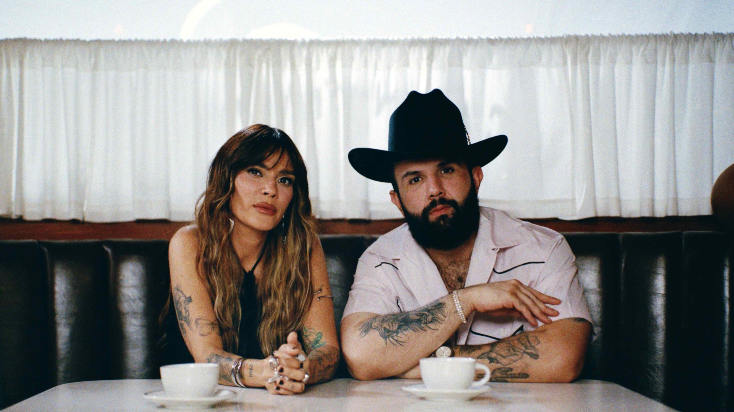 Kany-Garcia-y-Carin-Leon-lanzan-El-sombrero-y-la-camisa